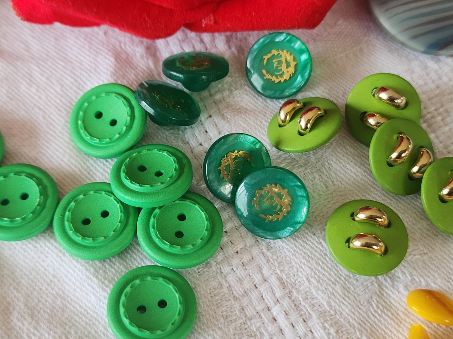 Lot 17 boutons vintage vert 3 séries 1,3 et 1,4 cm  ref 6402