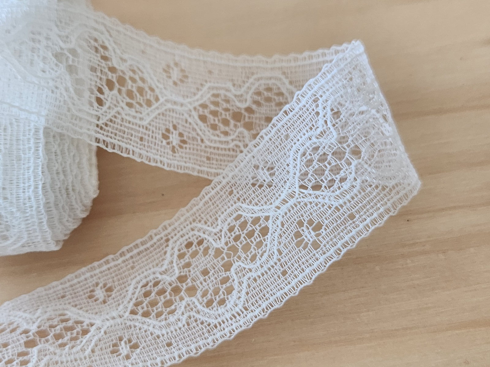 Dentelle vintage nylon blanche motif rehaussé 2 mètres 80 sur 2,4 T1-22