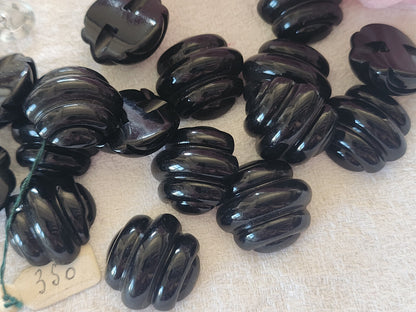 Lot 6  boutons vintage noir forme original pied plat 2 cm sur 2,1 cm ref 0056
