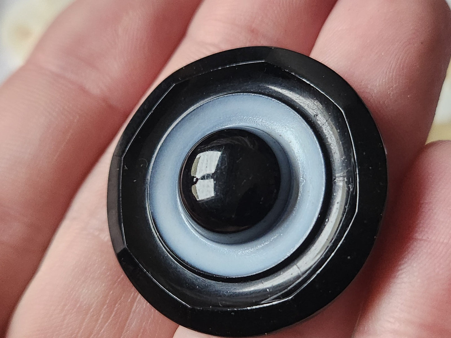 Superbe et gros bouton ancien en verre noir pied métal 3,4 cm G19O