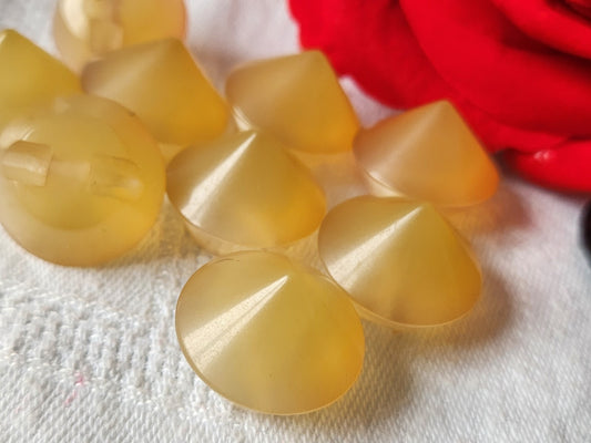 Lot 6  boutons anciens originaux dome beige/ jaune 1,8 cm ref 1495