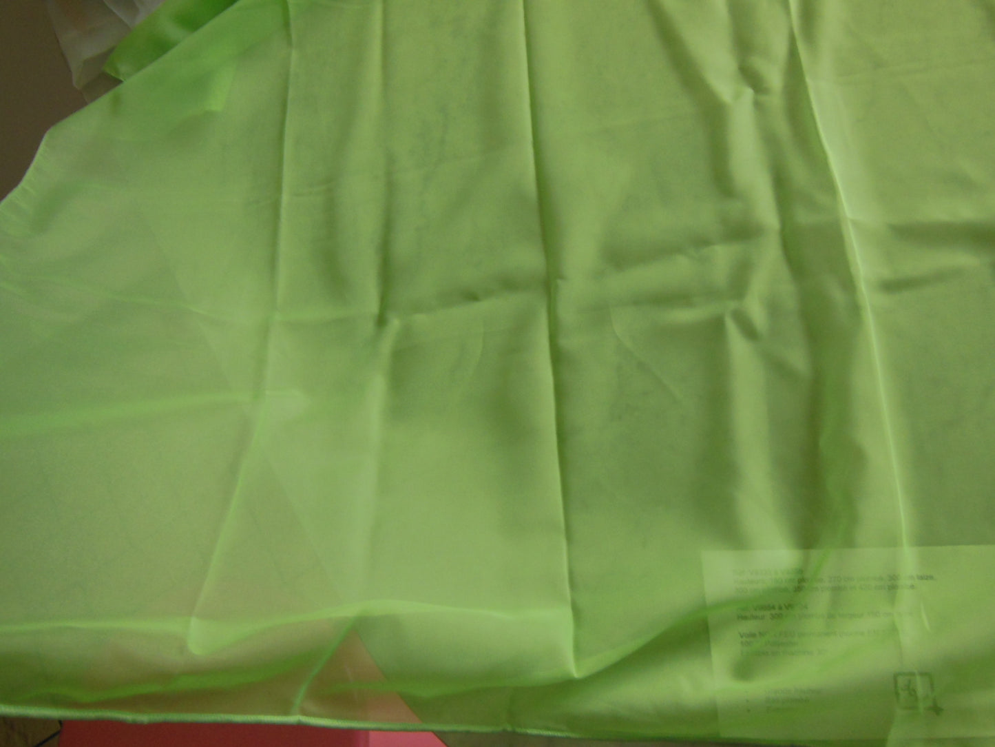 Coupon tissu pétillant  voilage vert bas plombé 78 cm sur 97 cm B3
