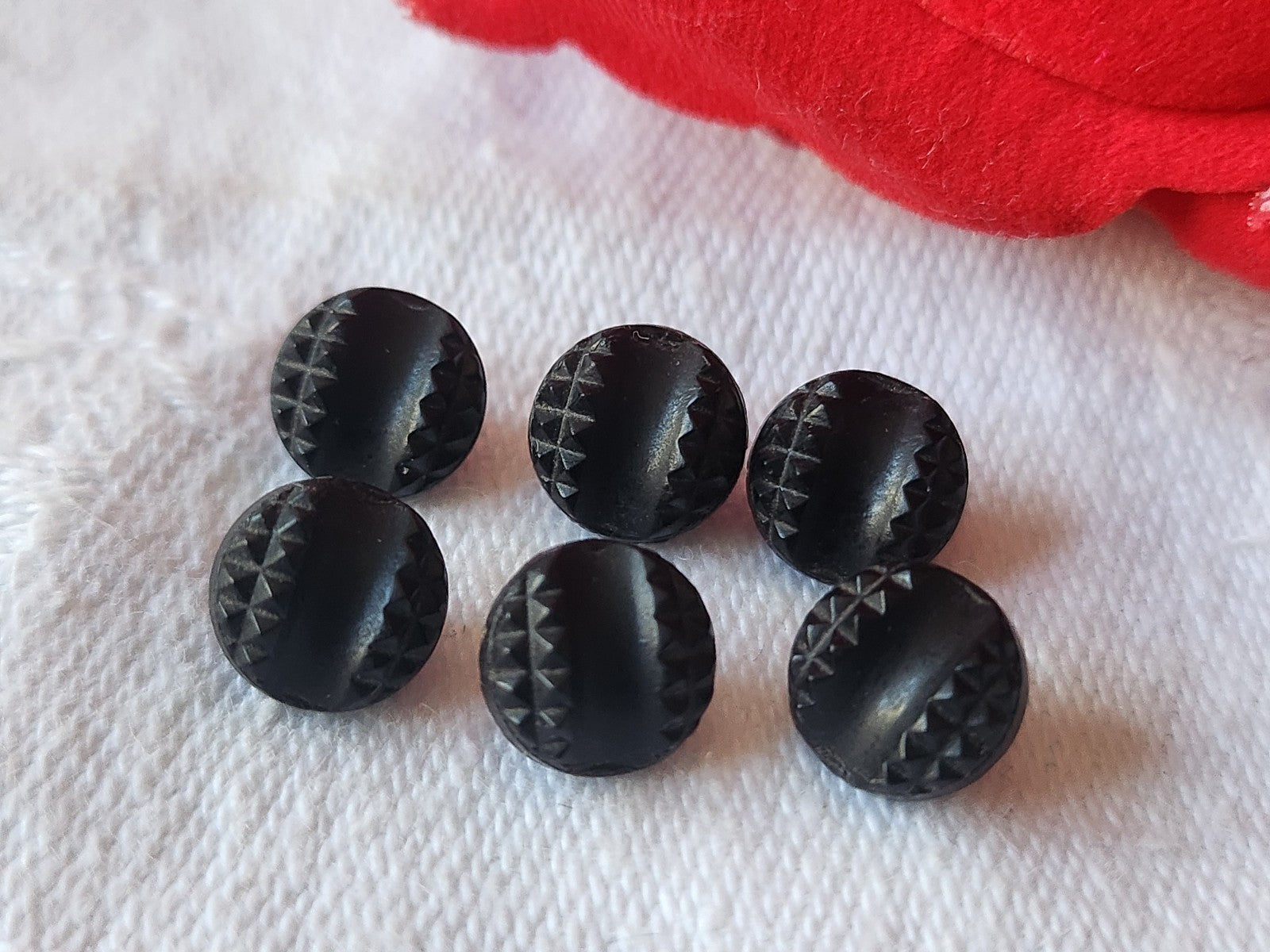 Lot 6 minuscules boutons anciens en verre noir 0,7 cm pied ref 2824