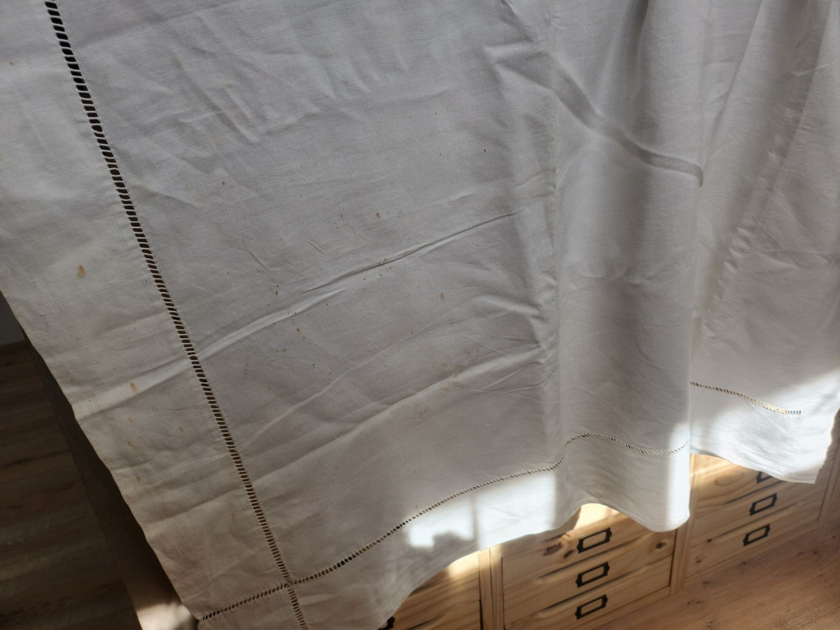 Ancien retour de drap blanc monogramme BB jour échelle découverte  B6
