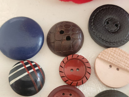 Panaché lot 12  boutons anciens en bois vintage trous 1,7 à 2,7 cm ref 6253