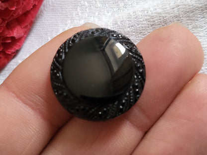 Bouton ancien en verre noir travaillé à pied diamètre 2,1 cm G11B