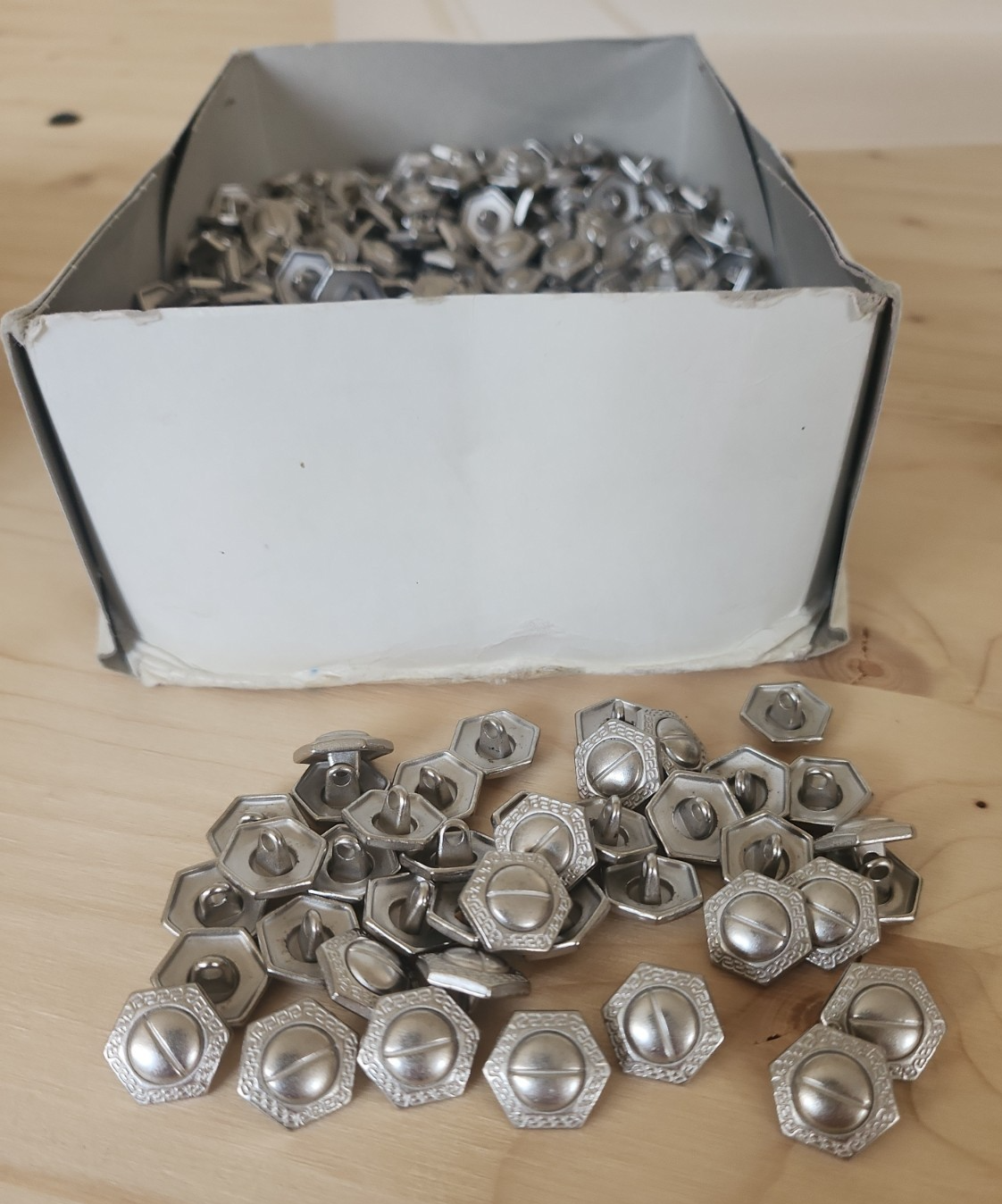 Gros lot boutons métal forme de vis ideal tapissier 1,5 cm au max