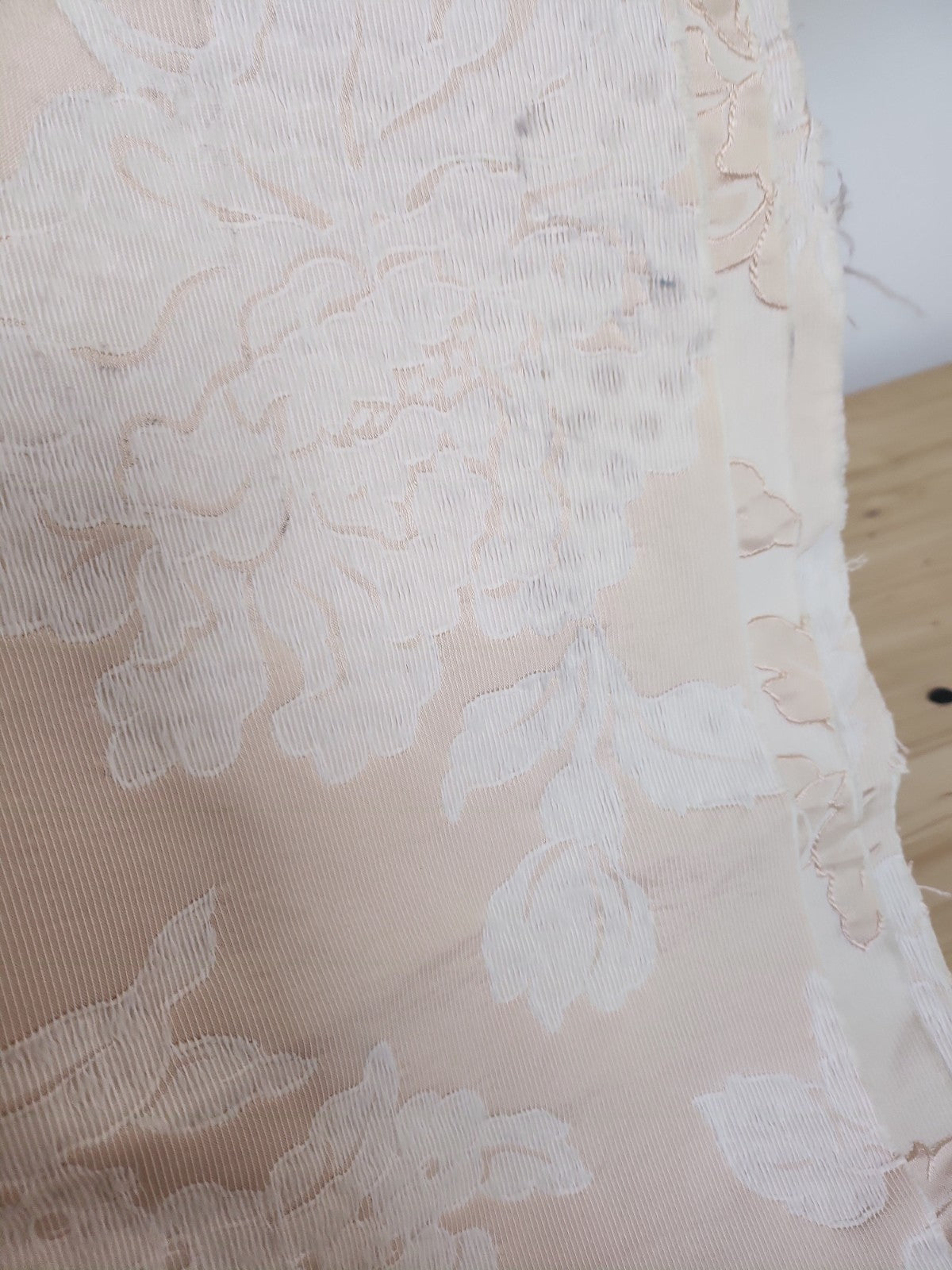 Ancien coupon de tissu damassé beige écru relief 205 cm sur 61 cm B5