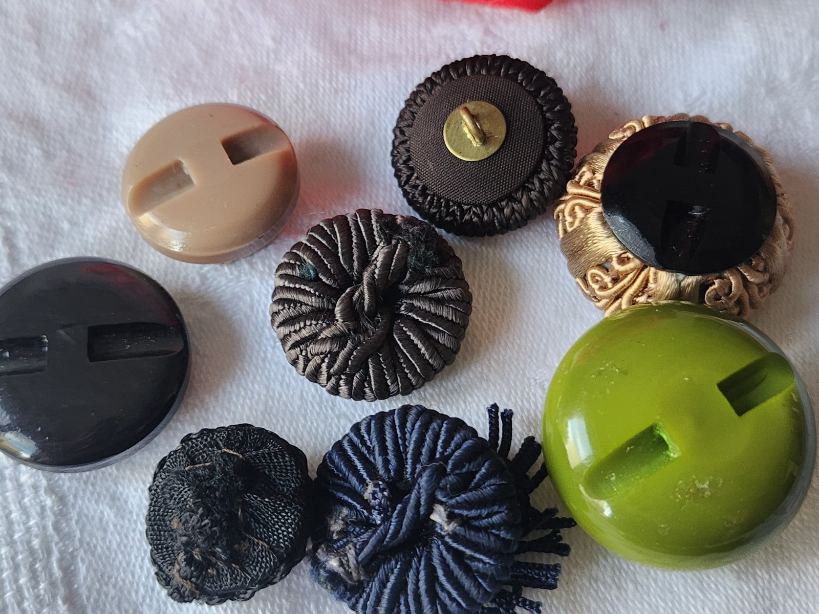 Lot 8 boutons anciens/vintage en passementerie 1,7 à 2,6 cm panaché  ref 3934