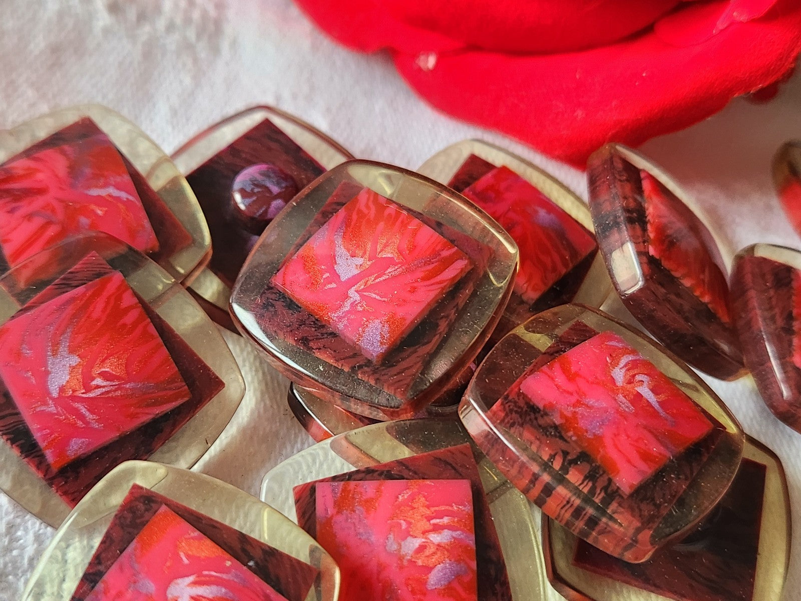Lot 9 jolis boutons vintage rouge lie de vin pied 2,2 cm ref 2958