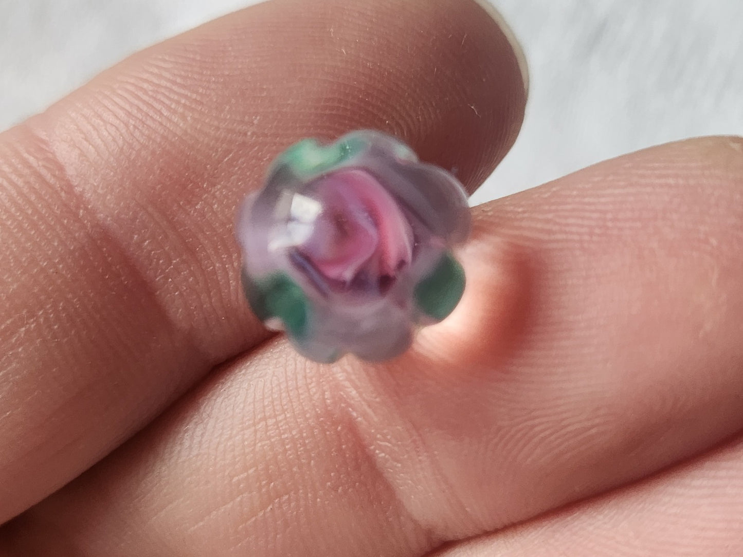 Ancien bouton en verre boule inclusion d'une fleur rose 1,2 cm D16B