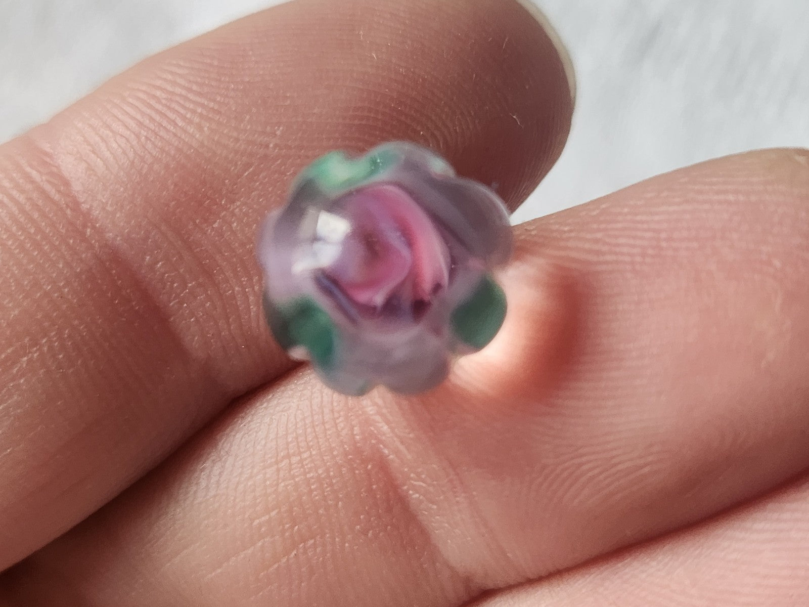 Ancien bouton en verre boule inclusion d'une fleur rose 1,2 cm D16B