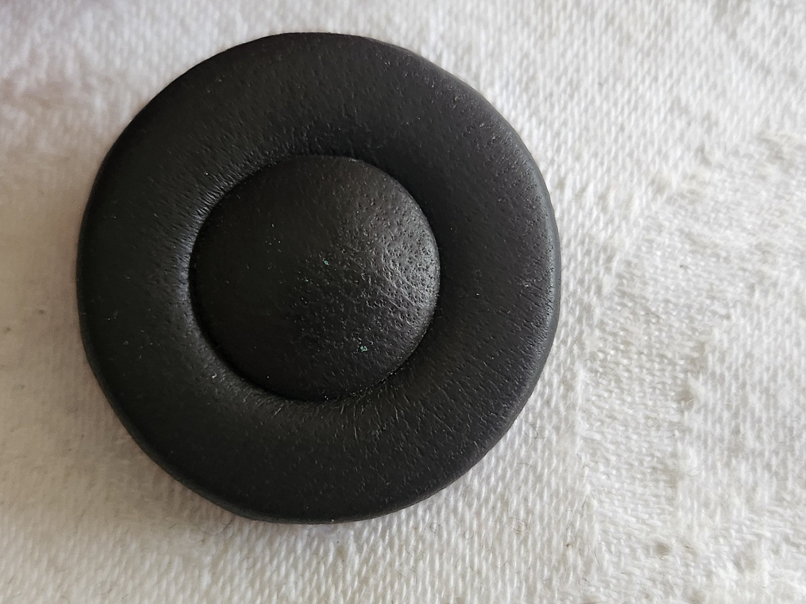 Ancien gros bouton en cuir marron  collection pied 3,1  cm G8R