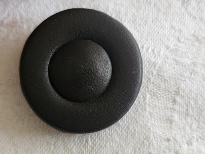 Ancien gros bouton en cuir marron  collection pied 3,1  cm G8R