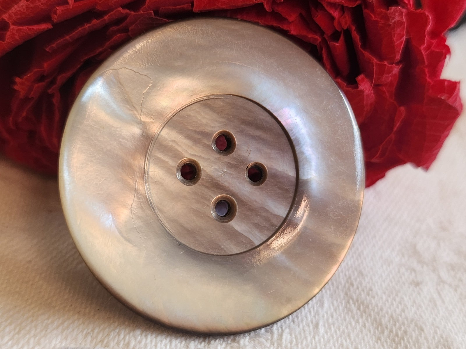 gros bouton ancien en nacre gris / grise  diamètre: 3,6 cm D7F