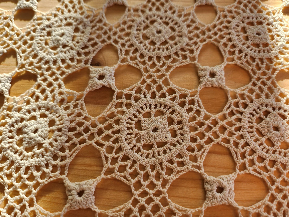 Ancienne nappe surnappe crochet pendants une restauration a prévoir B8