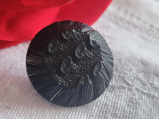 Bouton ancien en résine noir motif en relief à pied collection 2,6 cm  D18C