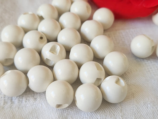 Lot 18 boutons vintage blanc créme boule 1,1 cm ref 4846