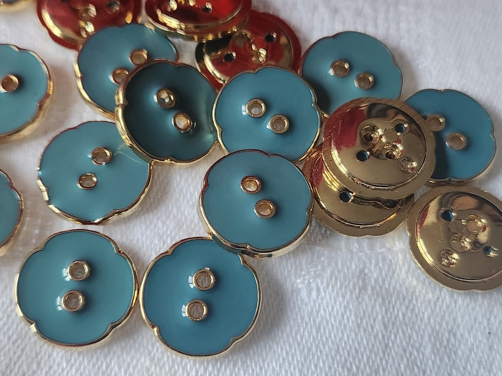 Lot 18  boutons vintage acrylique trous bleu fleur 1,5 cm ref 1023