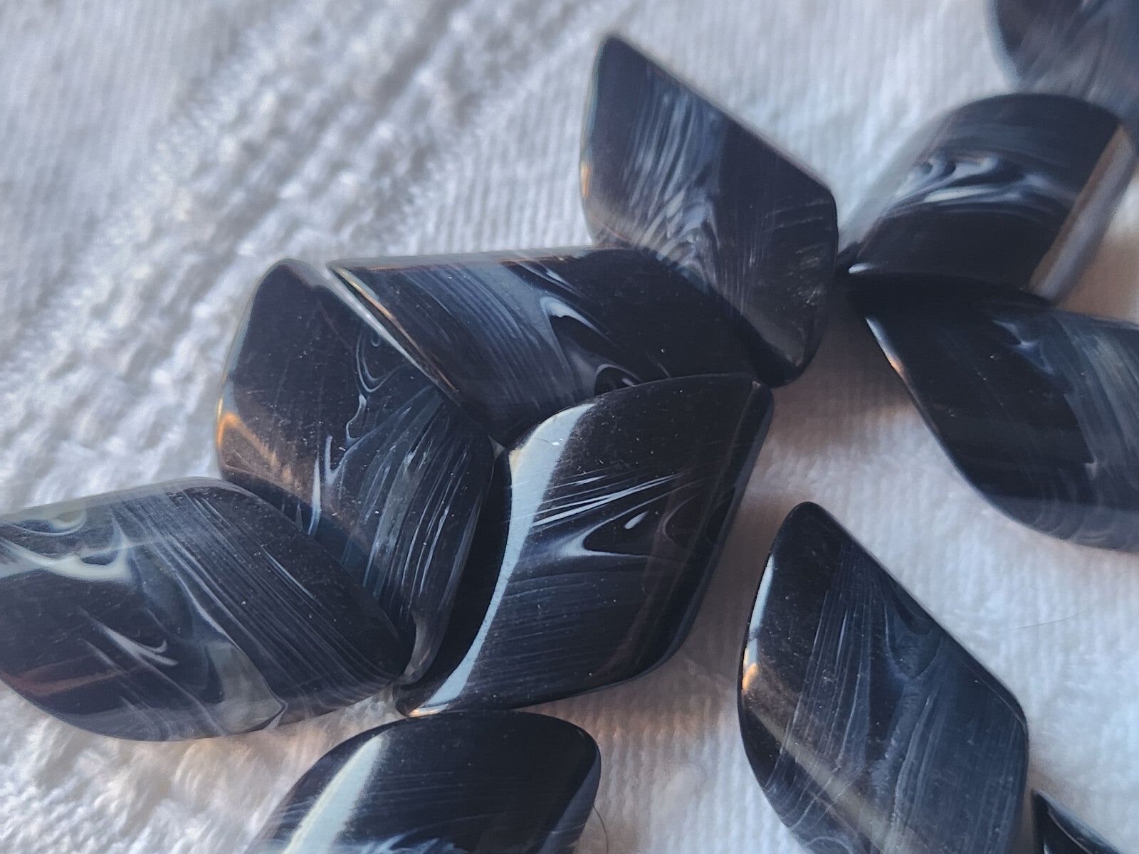 Lot 7 jolis boutons vintage bleu biseauté au minimum 1,4 cm ref 1801