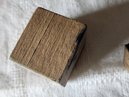 Tampon ancien monogramme M  broderie feston collection couture mercerie