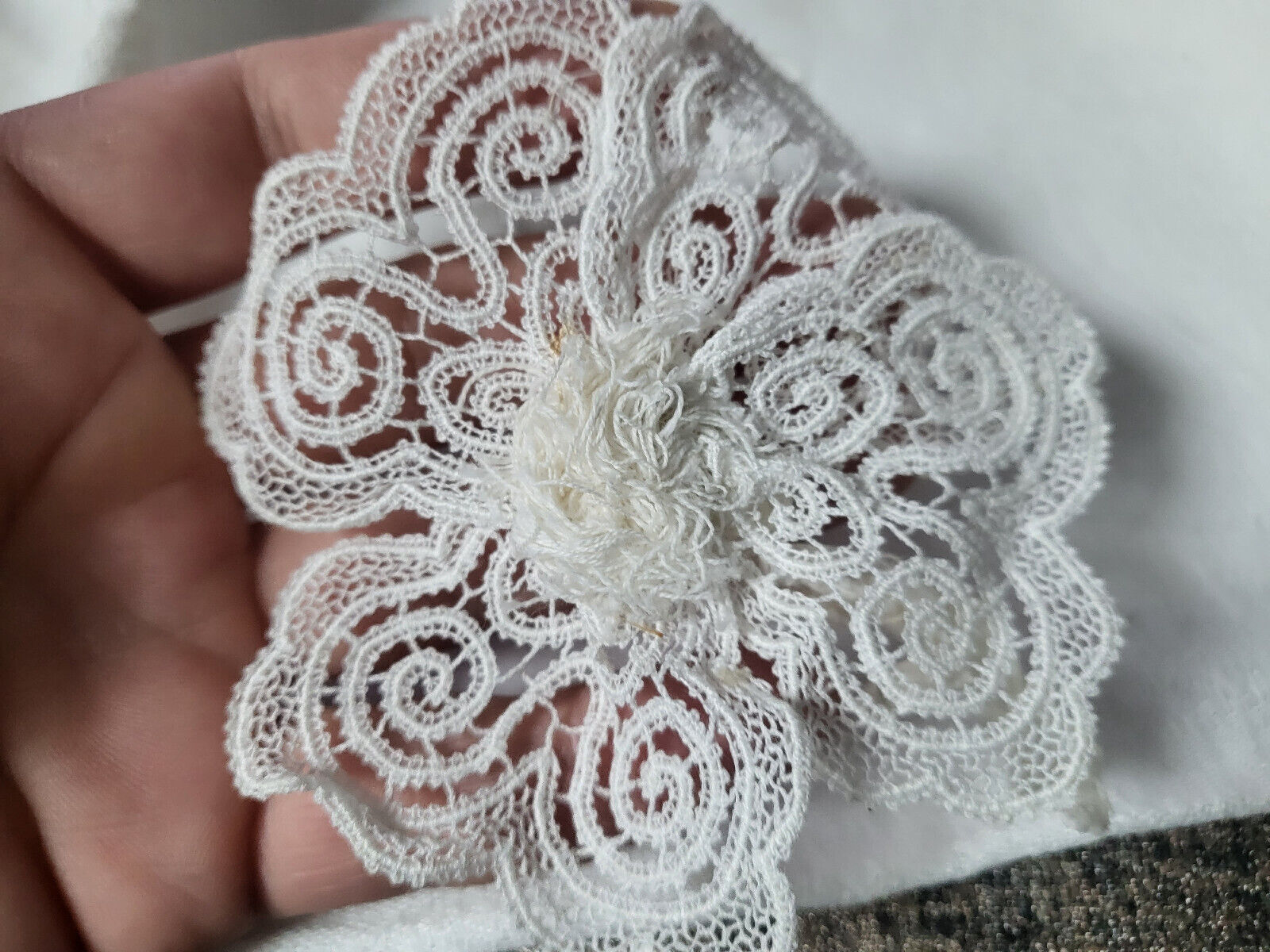 Superbe fleur ancienne en dentelle idéale broche ou application 10 cm T14