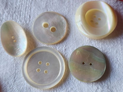 Panaché lot 5 boutons anciens en nacre 2,2 à 2,7 cm ref 5812