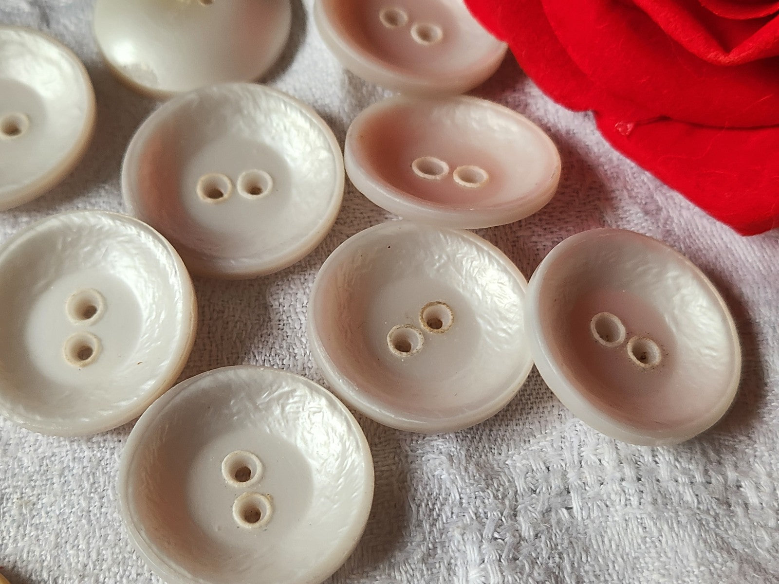 Lot 9 boutons vintage gros blanc bord satiné trous 2,7 cm ref 509