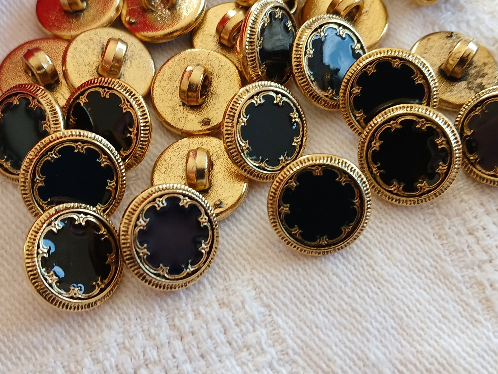 Lot 29 boutons acrylique doré panaché noir et bleu foncé 1,2 cm ref 6460