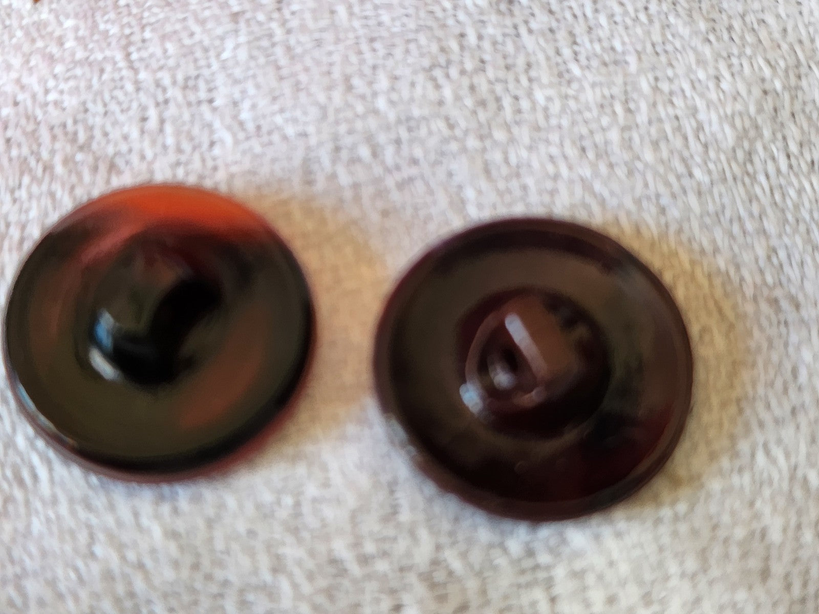 Duo boutons anciens en verre vintage marron  travaillé 1,7 cm G19E