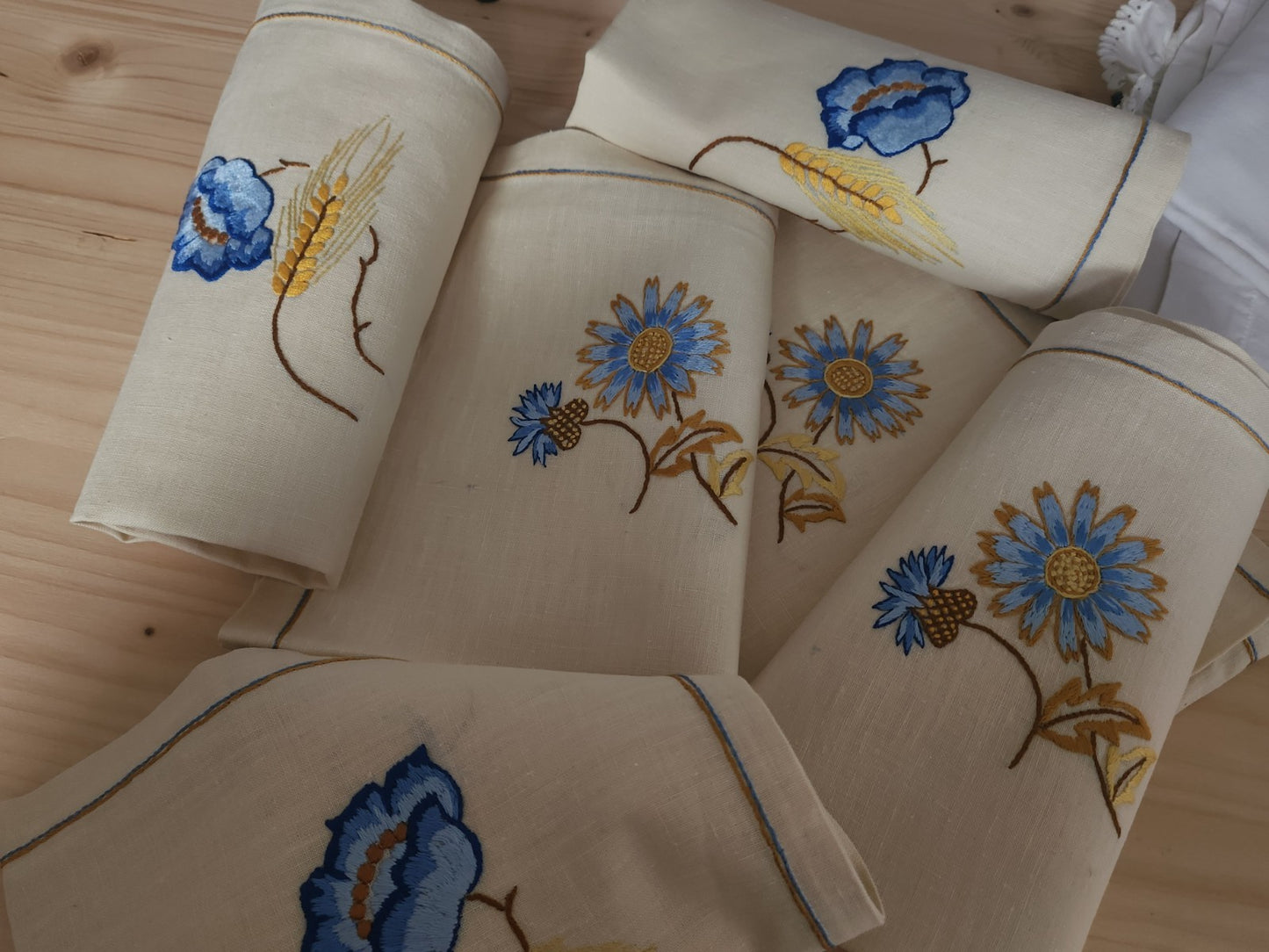 Lot 6 serviettes jamais utilisées beige broderie fleur bleu main superbe B8