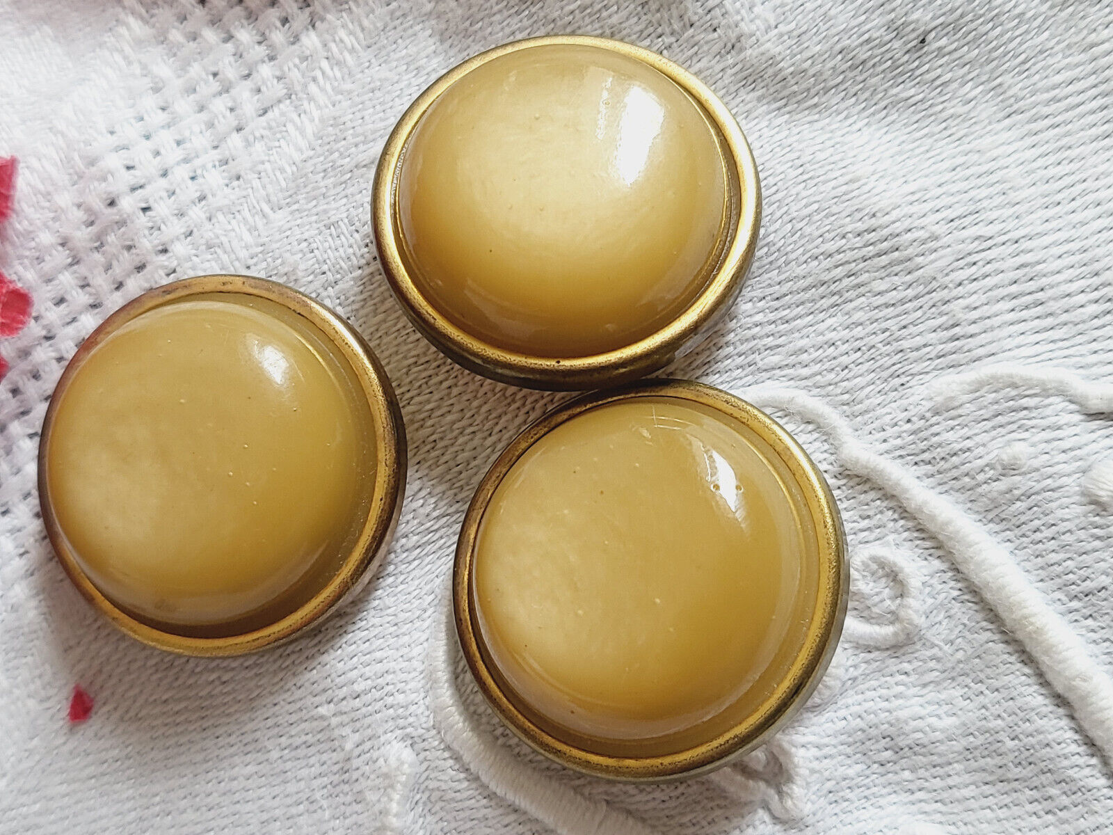 Trio boutons anciens beige bombé cerclé pied 2,2 cm ref 5805