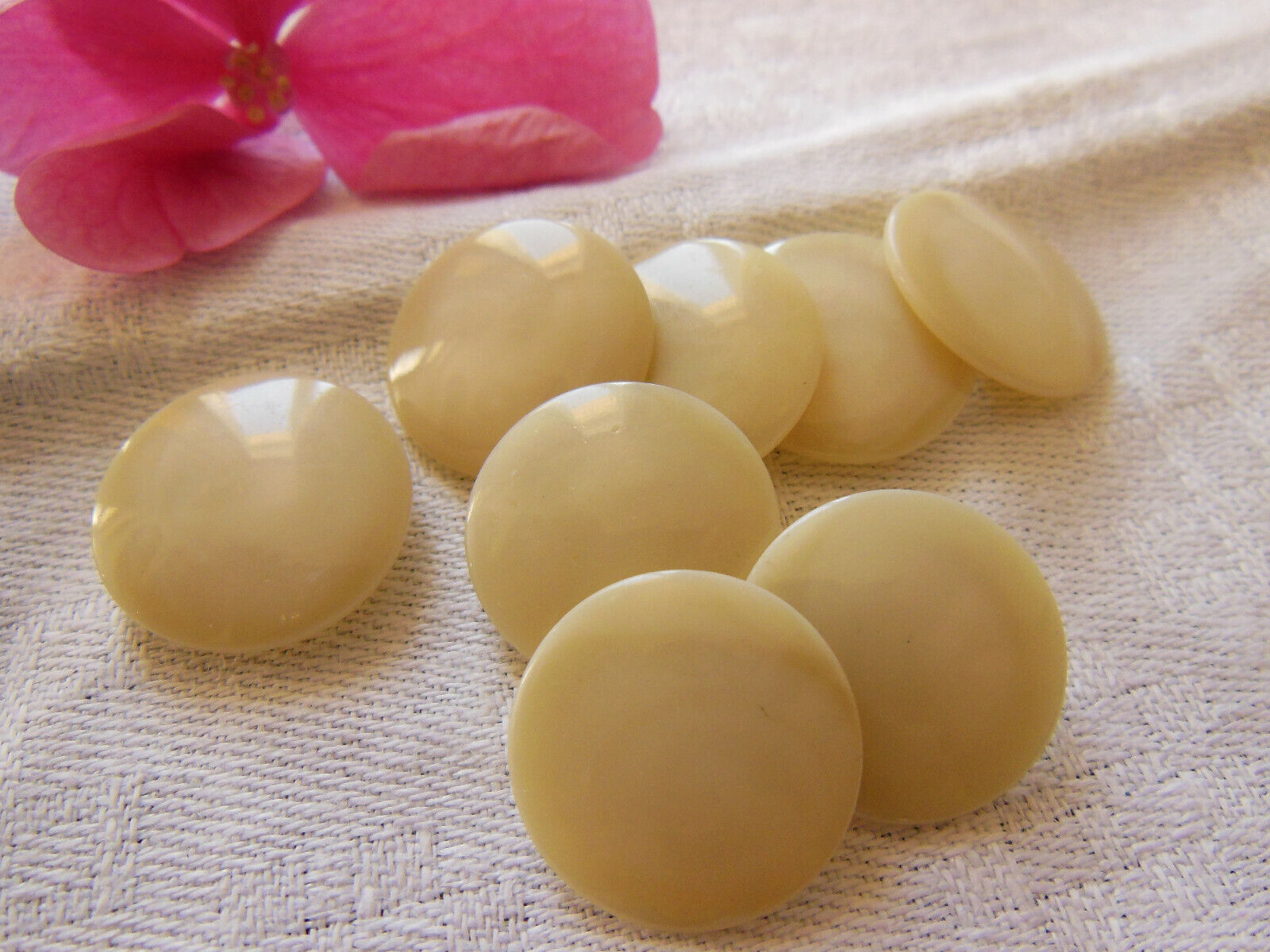 Lot 8 boutons vintage creme  veiné à pied diamètre 1,8  cm ref 2923