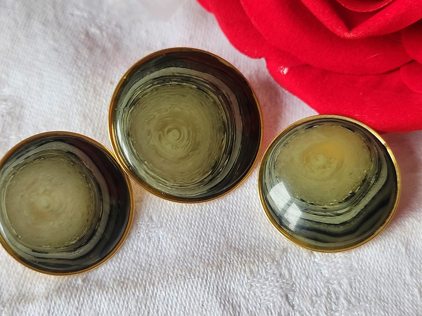 Trio gros  boutons vintage  metal coeur veiné vert  3,2 et 2,7 cm ref 1828