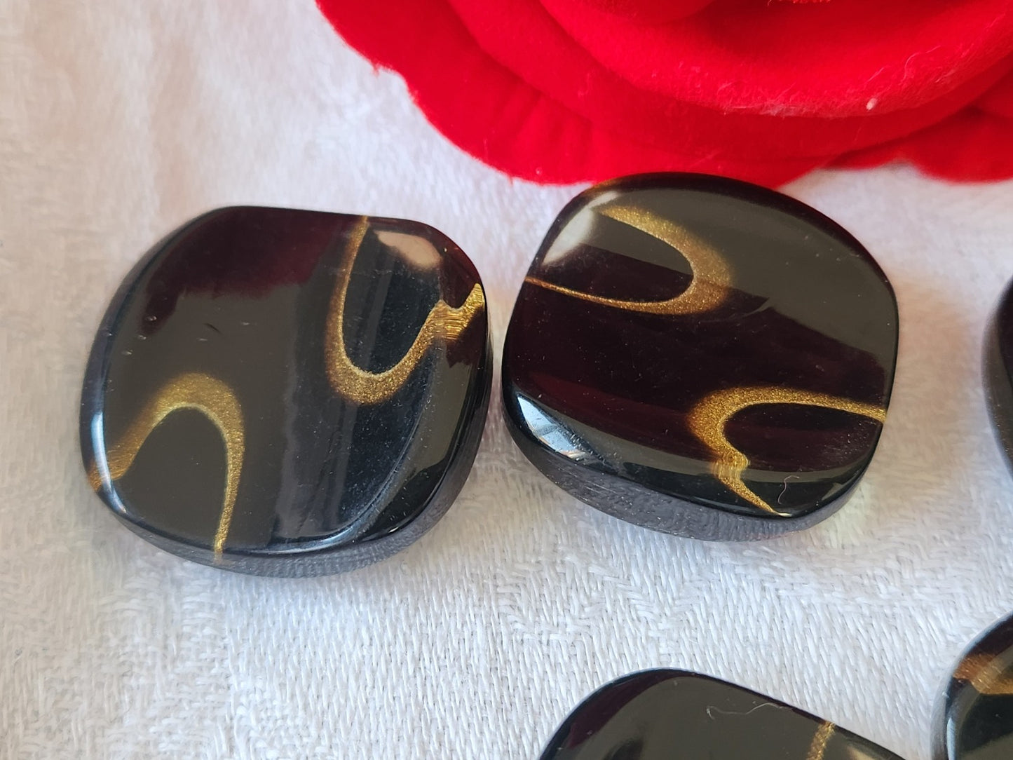 Lot 7 gros boutons vintage noir doré carré pied 2,5 cm ref 5994