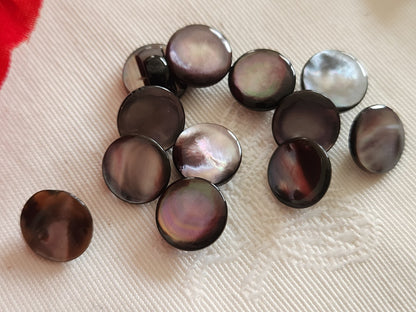 Lot 11 boutons anciens en nacre gris marron  panaché 0,9 cm ref 6334