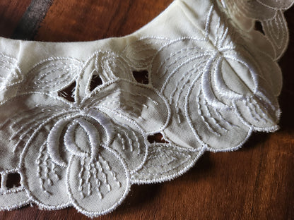Ancien  col en tissu broderie de fleur en relief teinte écrue B1-63