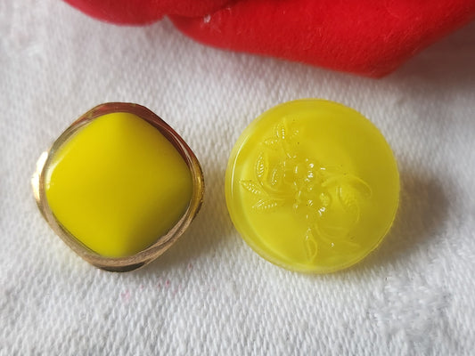 Duo boutons anciens en verre jaune travaillé vintage 1,6 et 1,8 cm D9B