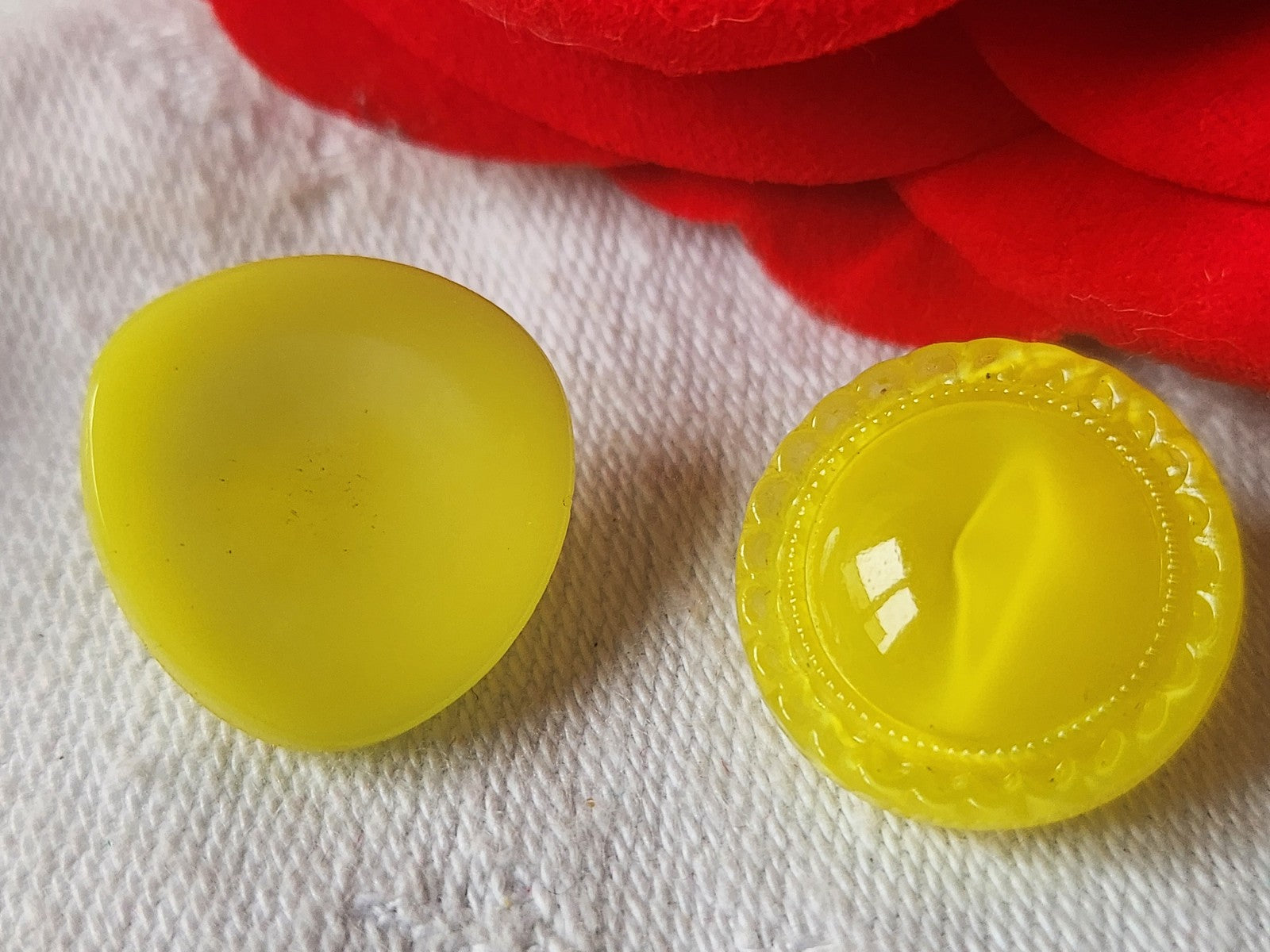 Duo boutons anciens en verre  motif jaune vintage 1,8 cm D9L