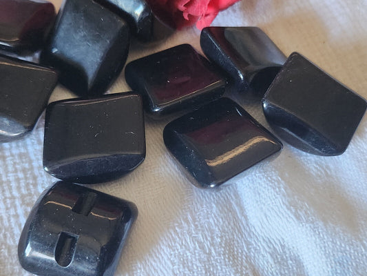 Lot 5 boutons vintage noir cube volume à pied 1,9 sur 2,1 cm ref 5560