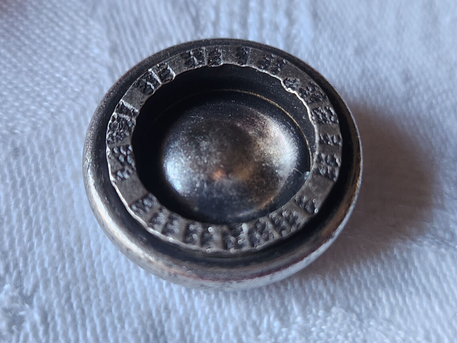 Bouton vintage en métal  pied travaillé 2,5 cm lourd  D5H