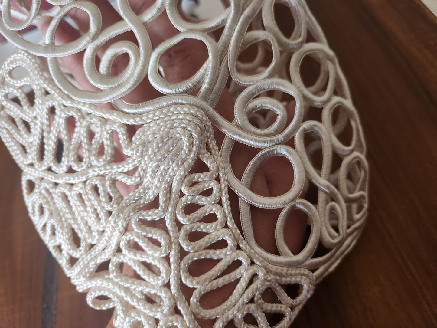 Ancien  coiffe  sainé blanche broderie jamais utilisée B3