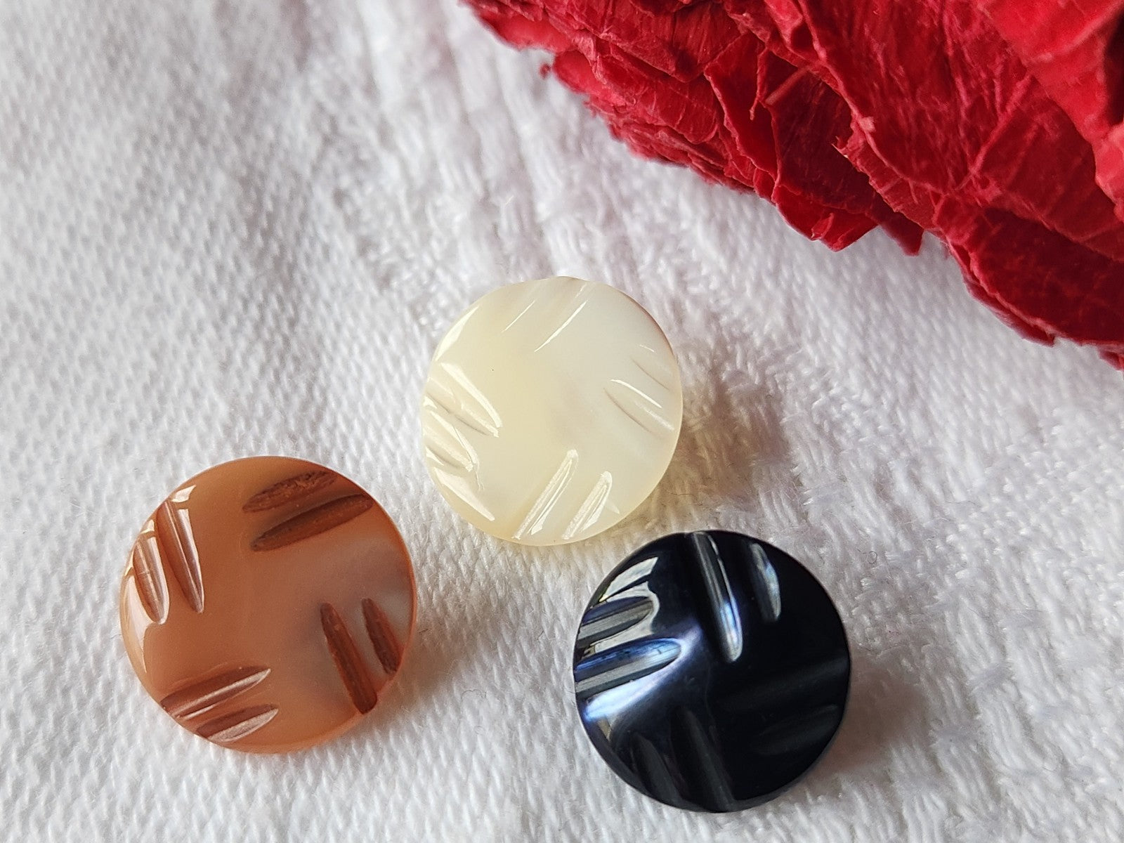 Trio petits boutons anciens en nacre ciselé 1,1 et 1,2 cm G13I