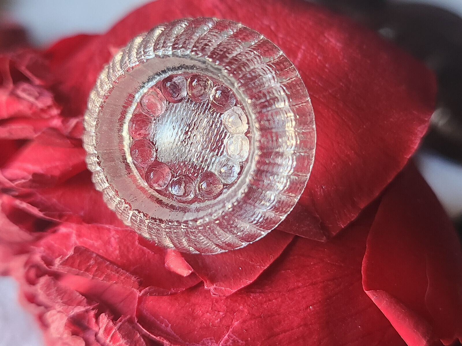 Bouton ancien en verre transparent fort relief lumineux 2,2 cm pied  D7E