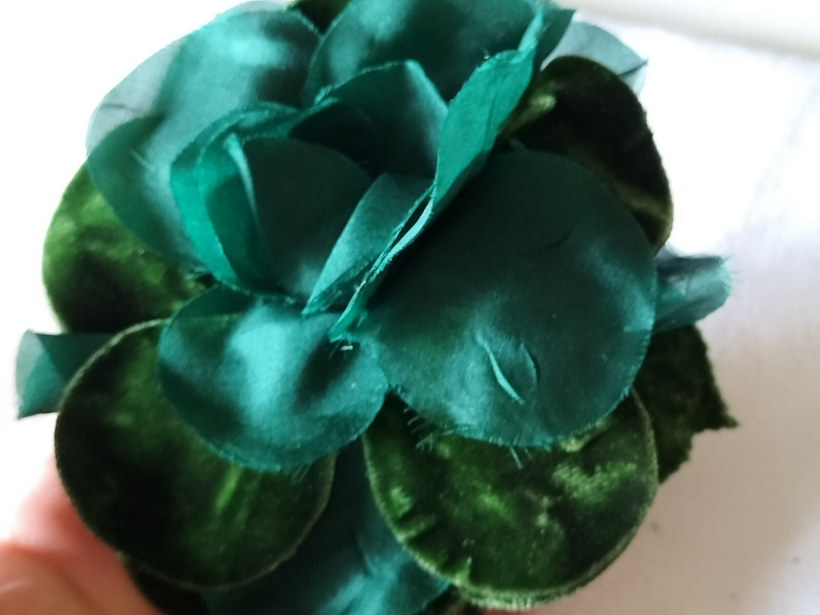 Grosse fleur ancienne vert  montée sur broche velours 11,5 cm sur 12 cm T0-84