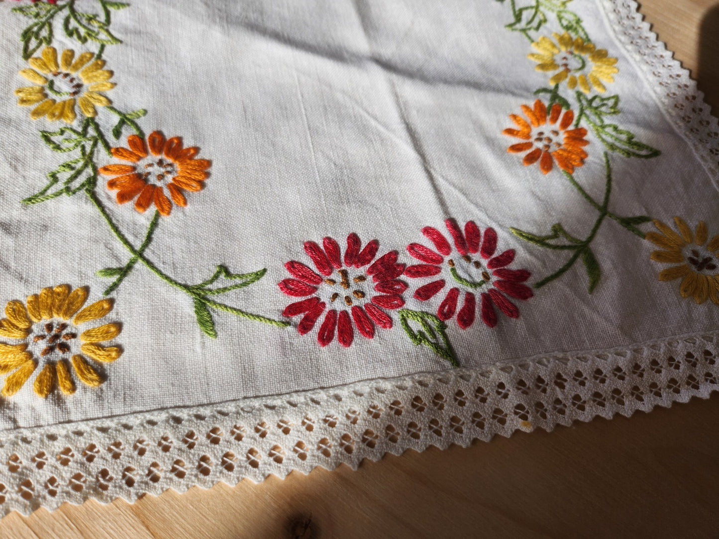 Ancien napperon dentelle broderie couleur fleur 24,5 cm sur 34 cm B8
