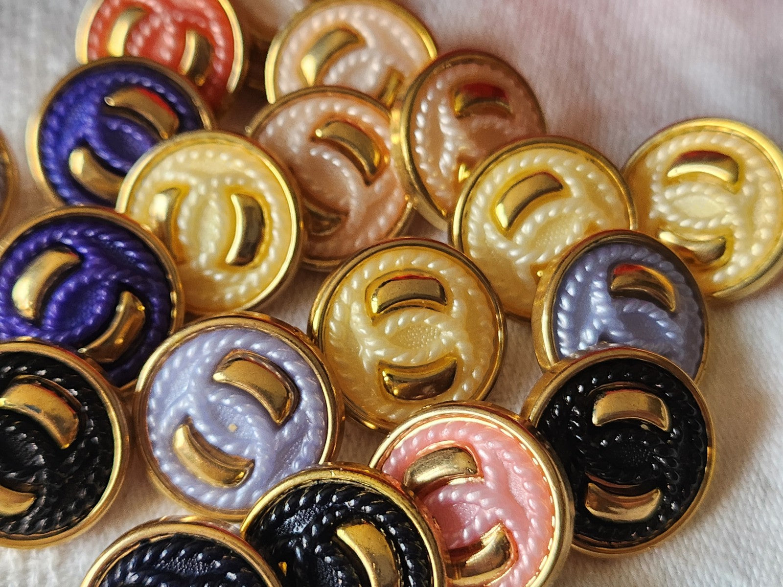 Lot 19  boutons vintage kitch panaché 1,8 cm acrylique ref 645