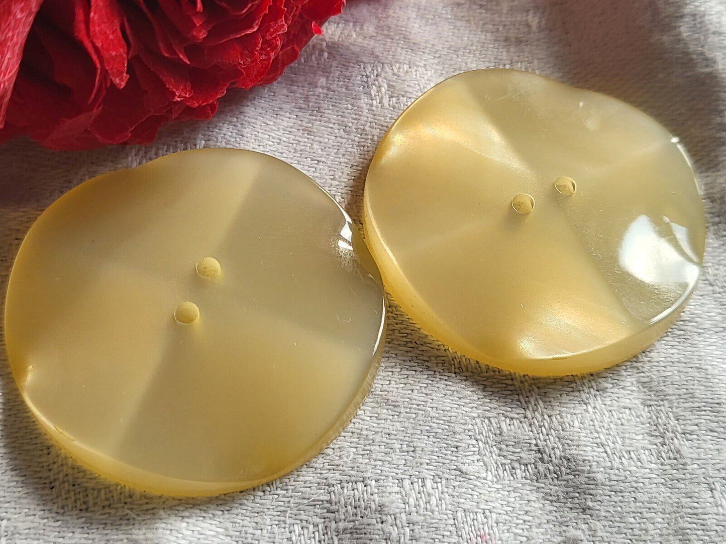 Duo gros boutons vintage crème reflet irisé  3,6 cm ancien ref 1294