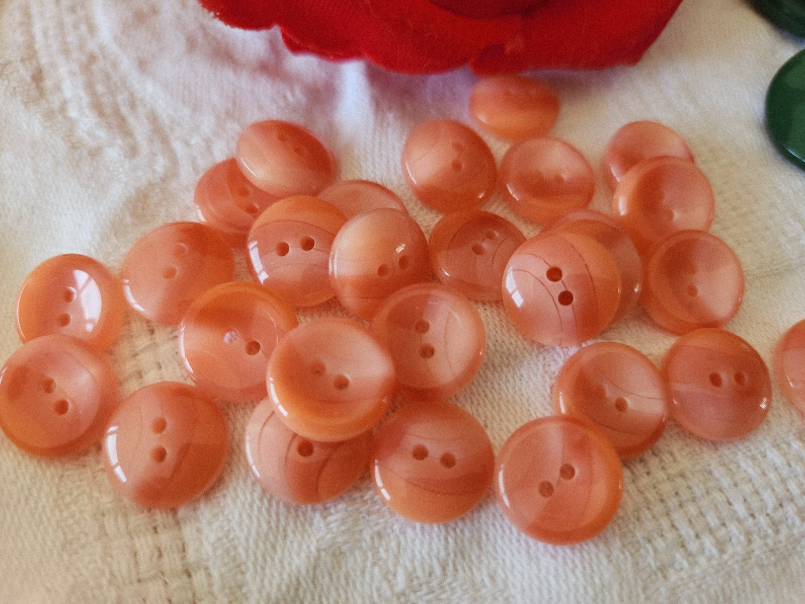 Lot 26 petits boutons vintage camaïeu rose saumon  à trous  1,1 cm ref 3845