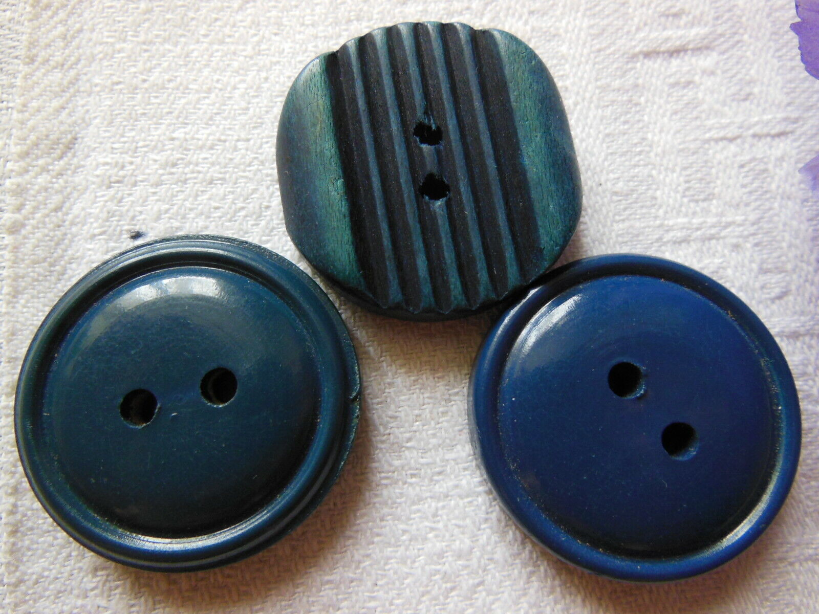 Duo gros boutons anciens en bois bleu  manteaux 3 et 3,1  cm D17I